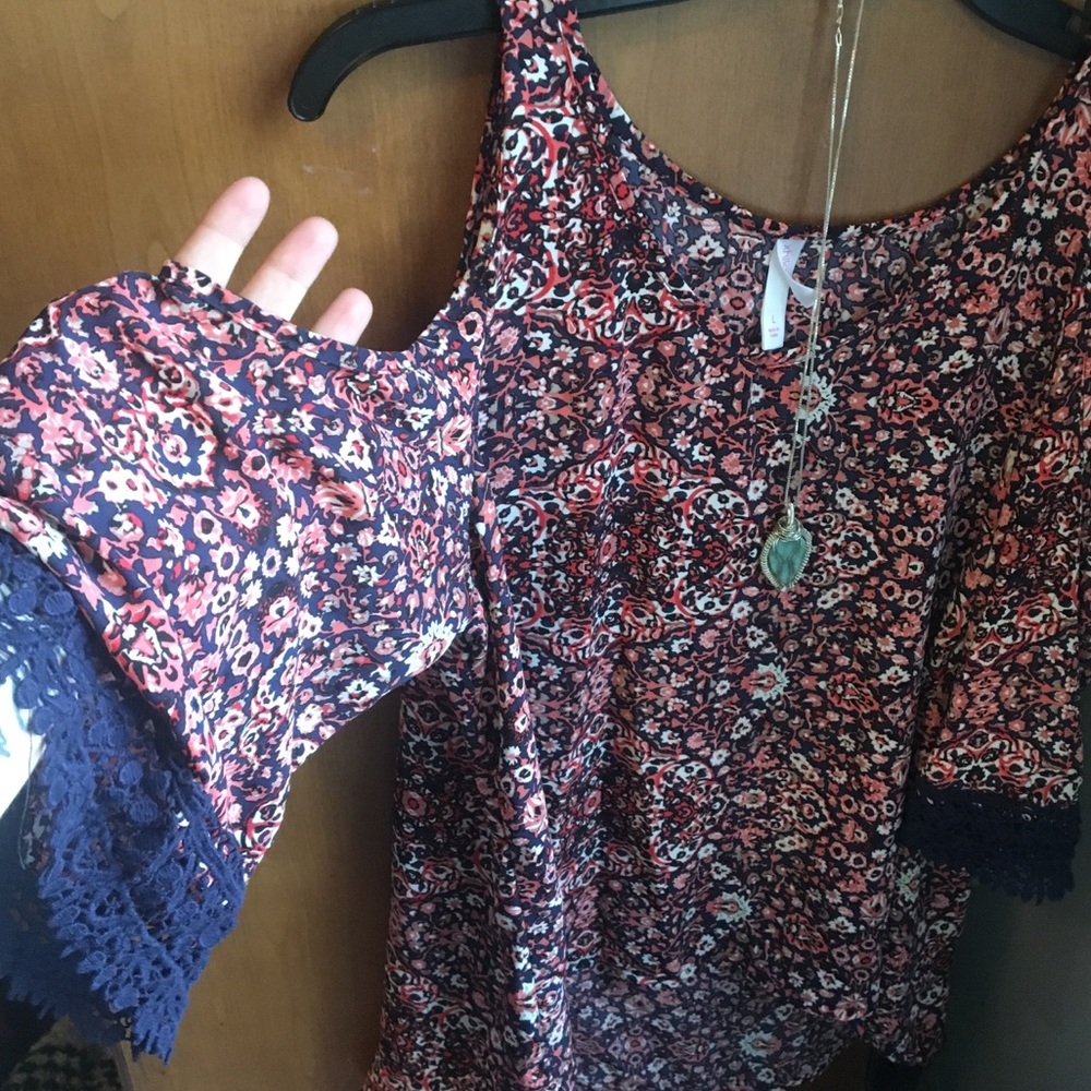Cold shoulder blouse - Picture 2 of 6